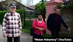Рашид Мередов (справа) прогуливался в компании Гурбангулы Бердымухамедова (слева) во время посещения конного хозяйства (фото с сюжета программы "Ватан")
