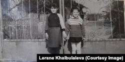 Леране (зліва) із сестрою Ур'яне перед будинком у селі Джанкойського району в Криму