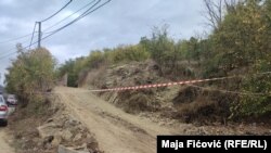 Na prokopavanje starog groblja reagovala je i Srpska lista, najveća partija kosovskih Srba na Kosovu (na fotografiji: put preko prokopanog groblja, 25. oktobra 2023.)