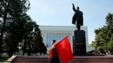 Памятник Ленина на Старой площади в Бишкеке