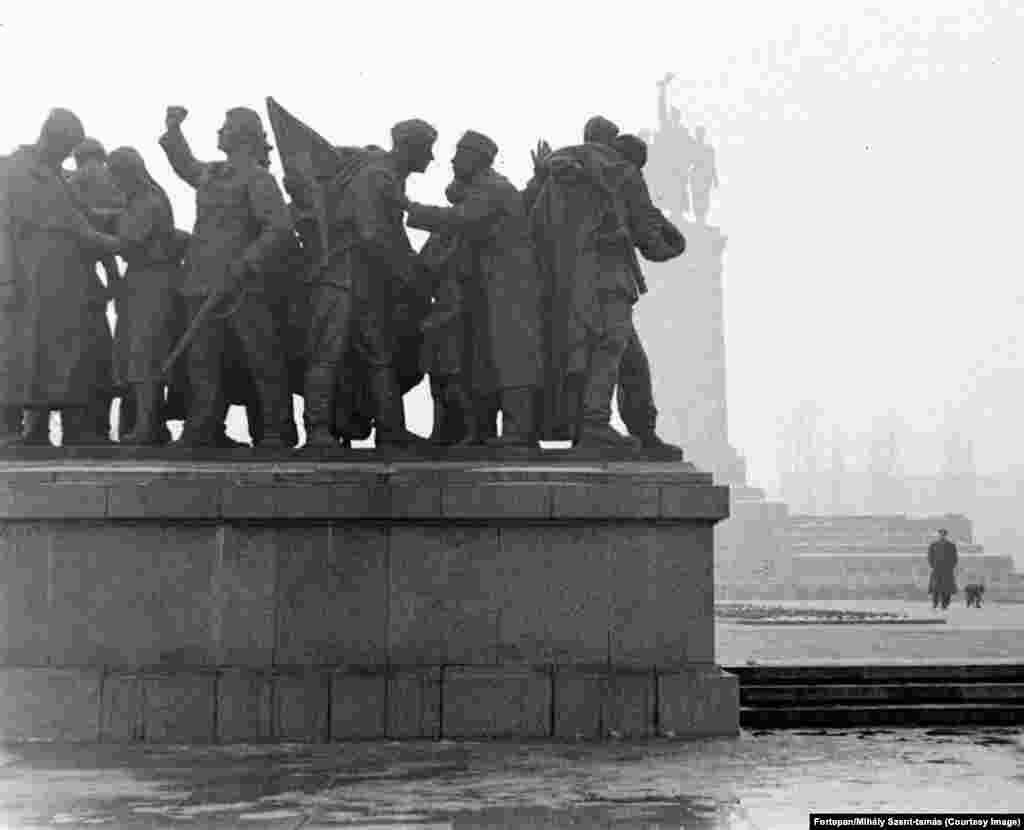 Споменикот на Црвената армија фотографиран во 1959 година. Меморијалниот комплекс е поставен во 1954 година, една деценија по влегувањето на советската војска во Бугарија за време на Втората светска војна. Приврзаноста на Бугарија за време на тој конфликт се вртеше од неутралност, до сојуз со силите на Оската предводена од нацистите и учество во холокаустот, до конечно приклучување кон сојузниците до крајот на војната.