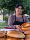 Продавщица лепешек в Самарканде