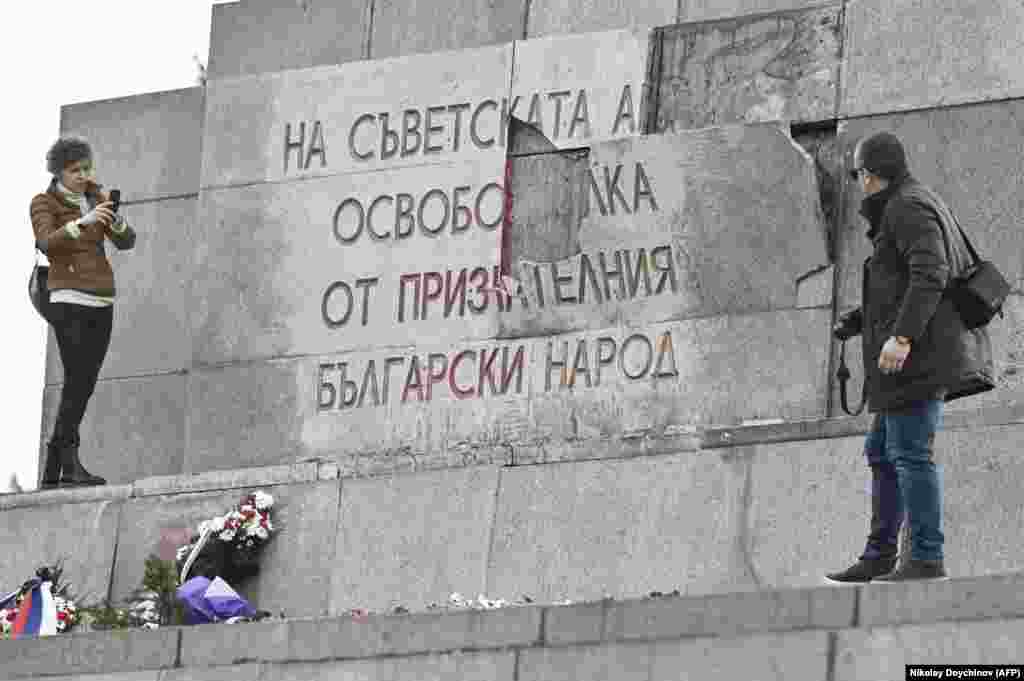 Ова оштетување на основата на Споменикот на советската армија во Софија беше фотографирано на 23 февруари. Искршени се табли од натписот: „До ослободителите на советската армија - Од благодарниот народ на Бугарија“. Тоа е последното оштетување на најконтроверзниот споменик во Софија.