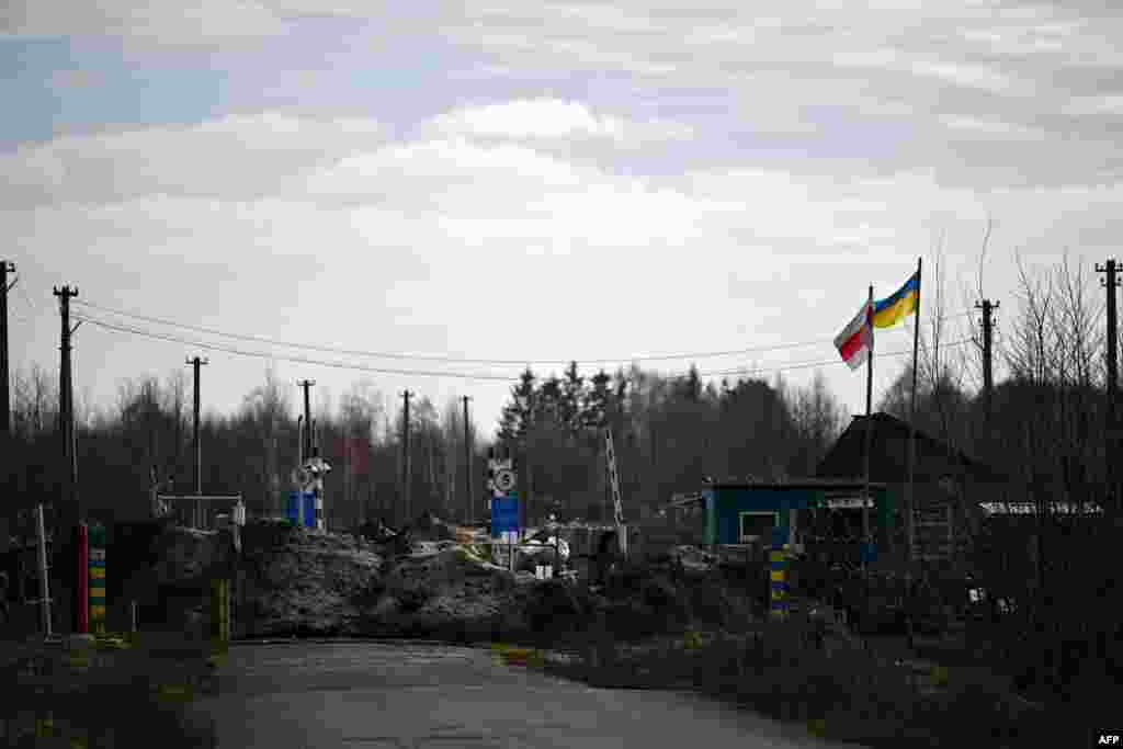 Беларускі нацыянальны сьцяг на тэрыторыі ўкраінскай памежнай заставы. Від з пункту пропуску «Боскае» ў Берасьцейскай вобласьці.15 лютага 2023 