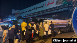 صف دریافت آب آشامیدنی در پی قطع شدن آب در مناطق مختلف تهران. سه‌شنبه، ۲۳ خرداد