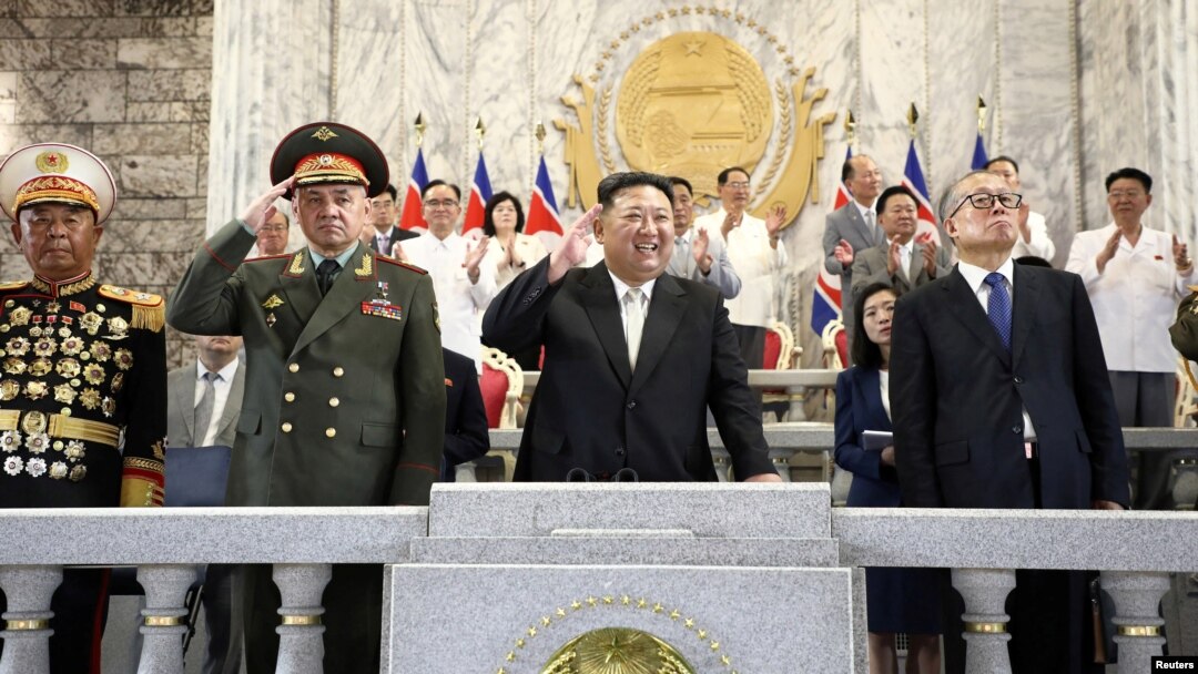 Ministar odbrane Rusije Sergej Šojgu (drugi s lijeva) na proslavi u Pjongjangu sa Kim Jong Unom (drugi s desna), 27. jul 2023. 