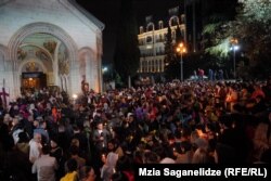 Толпы людей перед зданием парламента и возле церкви Кашвети перед пасхальной службой поздно вечером 4 мая. Демонстранты в этот день к месту протестов принесли свечи