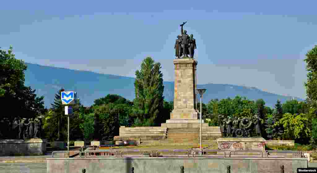 Софискиот споменик на Советската армија, фотографиран во 2011 г. Централниот дел на Споменикот на советската армија е пиедестал висок 37 метри на кој е прикажан советски војник опколен од бугарски цивили. Неколку други композиции со воена тематика се поставени околу споменикот со големина на паркот. Местото долго време беше собиралиште на активистите на крајната левица, а во последниве години, споменикот стана мета и на анти-Кремљ активизам.