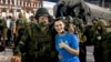 Жительница Ростова-на-Дону с наемником ЧВК «Вагнер», 24 июня 2023 года. Архивное фото.
