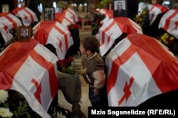 7-уми декабр, Гурҷистон. Дар як калисои маркази шаҳри Тифлис маросими ҷанозаи қурбониёни ҷанги соли 1992-93-и миёни Гурҷистон ва Абхозистон баргузор шуд. Абхозистон боқимондаи ҷасадҳоро ба Гурҷистон дод
