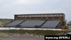 Трибуна для зрителей на территории древнего городища 