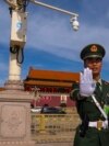 Китайский военный на площади Тяньаньмэнь в Пекине, где 3 сентября пройдет парад войск