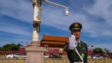 Китайский военный на площади Тяньаньмэнь в Пекине, где 3 сентября пройдет парад войск