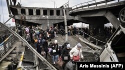 Прыгарады Кіева за апошнія дні зазналі маштабныя разбурэньні з боку войскаў РФ (эвакуацыя з Ірпяня, фота папярэдніх дзён)