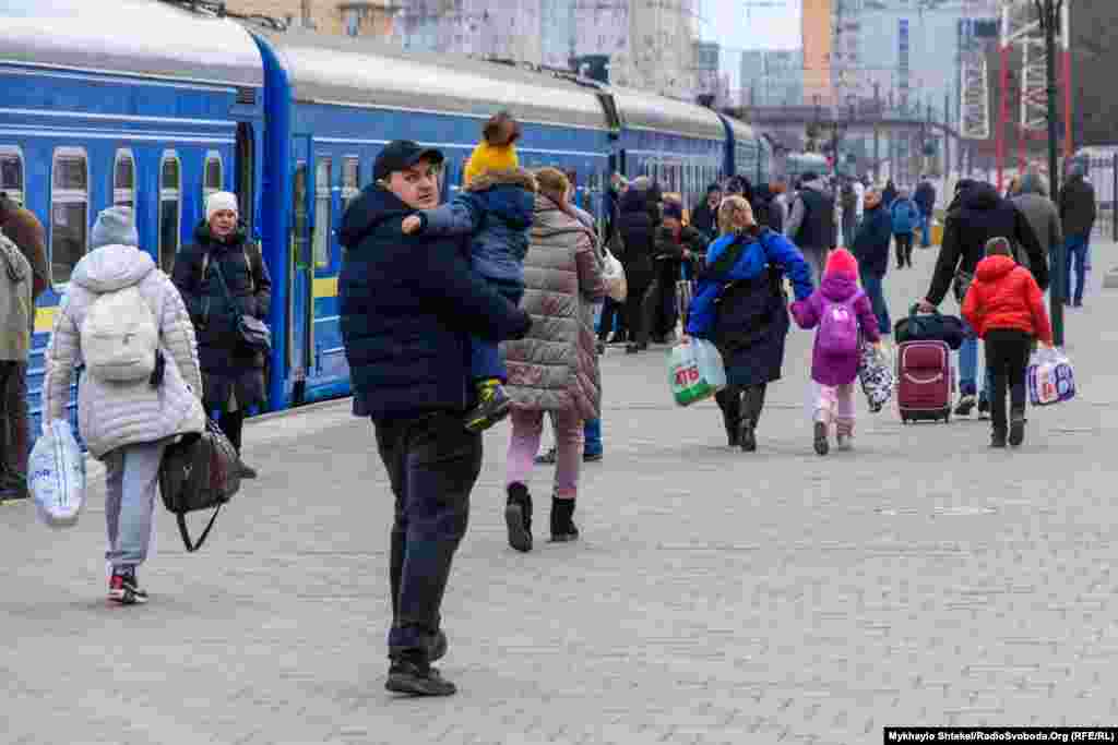Апошнія хвіліны перад адпраўленьнем – пасажыры зь дзецьмі бягуць да самага пачатку цягніка, дзе яшчэ ёсьць месцы. Адэса, 7 сакавіка 2022 году.