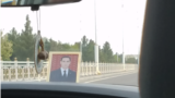 Prezident Serdar Berdimuhamedowyň döwlet taksileriniň birindäki portreti (Arhiw suraty)