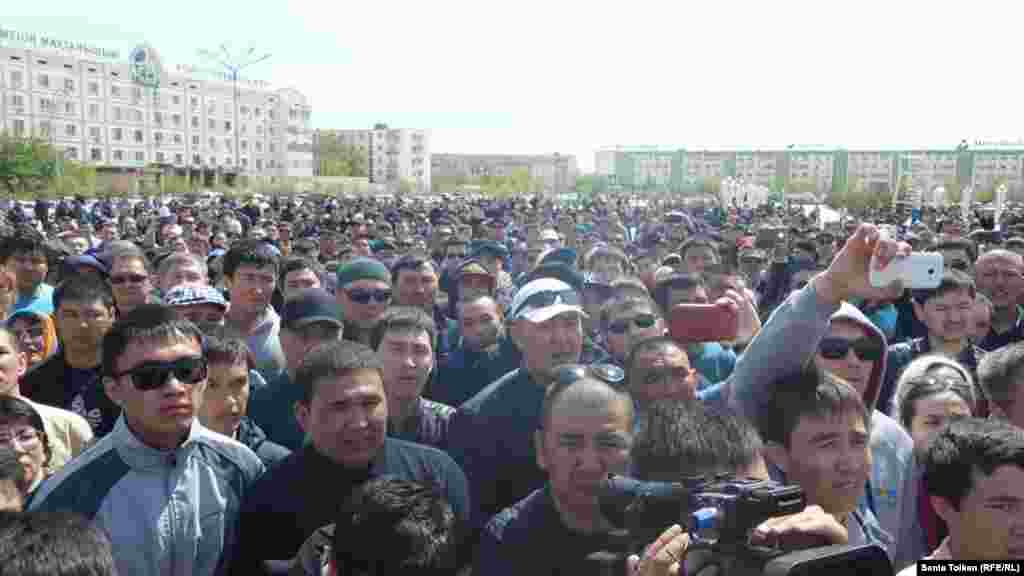 Сотни людей собрались к 12 часам дня у памятника батырам Исатаю и Махамбету. 