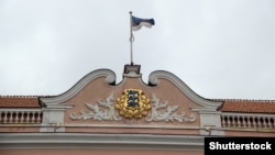 Сьцяг над эстонскім парлямэнтам. 