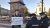 Иван Лузин в пикете в поддержку Элины Сушкевич и Елены Белой 