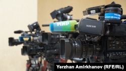 Парламент үйіндегі жиынды түсіріп жатқан телеарналар. Астана, 19 қазан, 2022 жыл. Азаттық архивіндегі фото