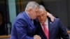 Premijeri Slovačke i Mađarske, Robert Fico i Viktor Orban, u zagrljaju tokom samita EU, 20. mart 2025.
