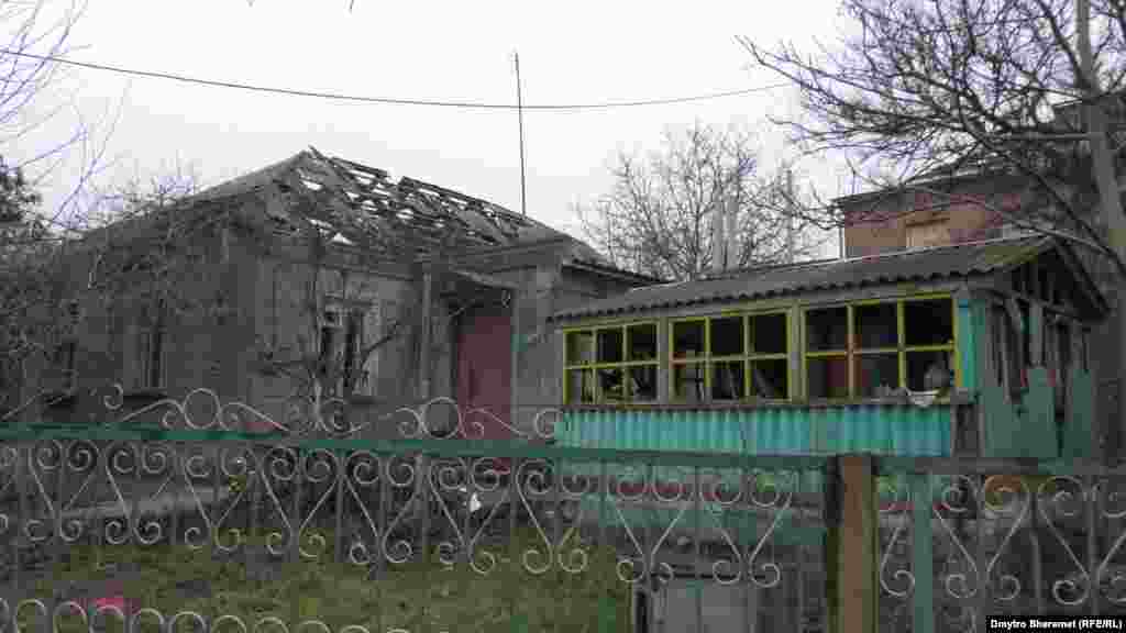 Невідомо, чи залишаються жити місцеві в розбитих будинках, адже їх багато