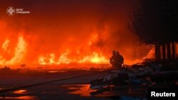 Пажарныя на месцы ўдару расейскага бесьпілётніка на ўскраіне Сум. Архіўнае фота