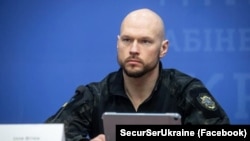 Обставини справи вказують на колишнього начальника Департаменту кібербезпеки Служби безпеки Іллю Вітюка, його ім’я офіційно не називається. Згодом підозру Вітюку підтвердили в СБУ