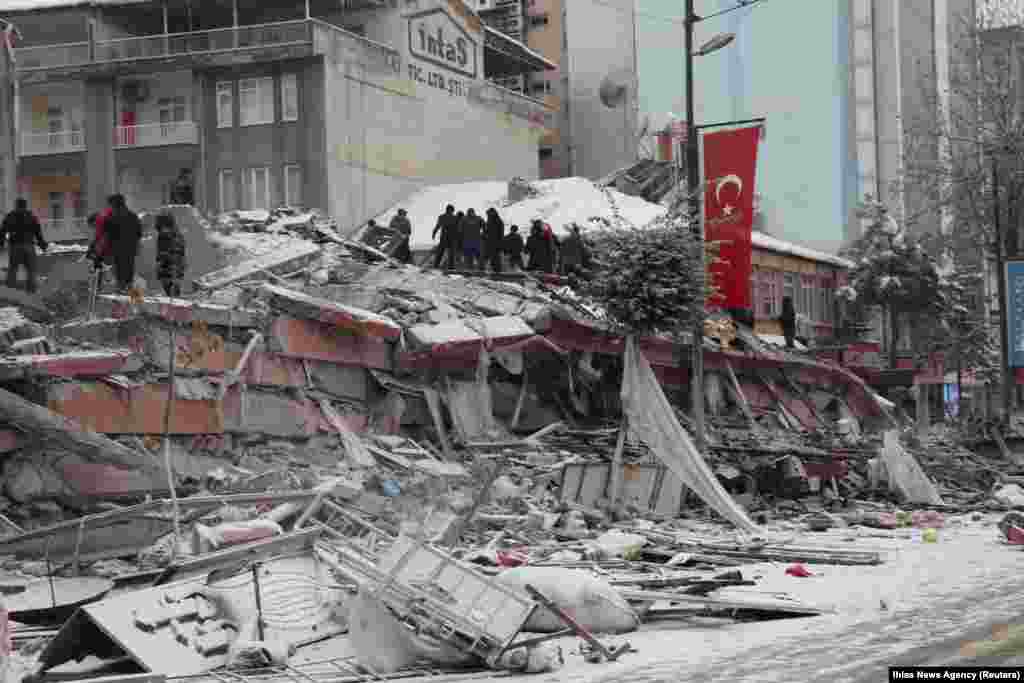 Türkiýäniň Kahramanmaraş welaýatynda ýer titreme 7 km. çuňlukda, ýerli wagt bilen ir sagat 4:17-de boldy, ol wagt köp adam ýatyrdy.
