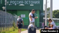 Люди в зоне таможенного досмотра на границе с Нарвой (Эстония).