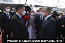 Президент Казахстана Касым-Жомарт Токаев приветствует председателя Китая Си Цзиньпина по прибытии в Нур-Султан. Казахстан, 14 сентября 2022 года.