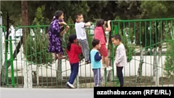 Köçede oýnaýan çagalar. Aşgabat (Illýustrasiýa suraty) 