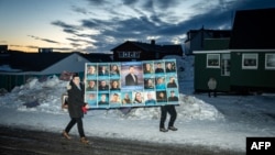 Плакат на Демократите во главниот град на Гренланд, Нук, 11 март 2025 г.