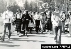 Сяржук Вітушка (справа) адкрывае шэсьце на Гуканьне вясны. Канец 1980-х