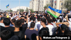 Демонстрация в Нукусе в июле 2022 года против инициированных Ташкентом поправок к Конституции Узбекистана.