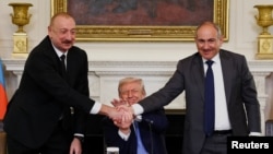 ფოტოზე მარცხნიდან მარჯვნივ: ილჰამ ალიევი, დონალდ ტრამპი, ნიკოლ ფაშინიანი