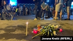 Odavanje počasti žrtvama pada nadstrešnice u Novom Sadu na antivladinom protestu u tom gradu, 1. septembar 2025.