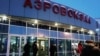 По данным сервиса Flight Radar, Boeing 737-8LJ вылетел из Сургута в 12:55 (мск), но потом развернулся и примерно в 14:15 (мск) экстренно сел в аэропорту Ханты-Мансийска