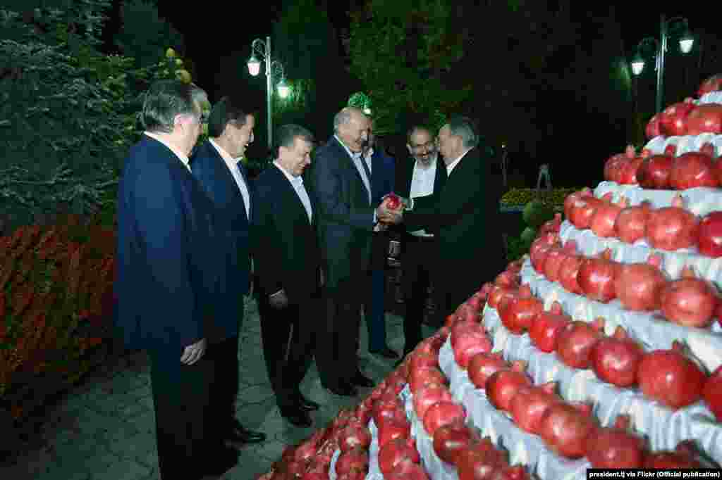 Аляксандар Лукашэнка атрымлівае гранат з рук кіраўніка Казахстану Нурсултана Назарбаева, паміж імі — прэм’ер Армэніі Нікол Пашыньян