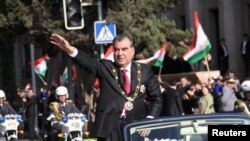 Президент Таджикистана Эмомали Рахмон - на параде. Душанбе, 16 ноября 2013 года.