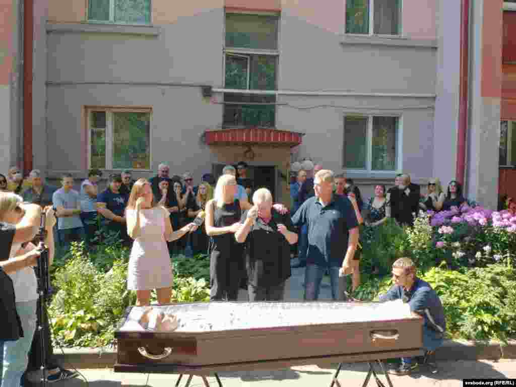 Маці Святлана гаворыць: «Ён не памёр, ён загінуў. Дзякуй усім, хто прыйшоў. Ён быў самы сьветлы, самы добры, самы беззаганны. Бог не дае больш выпрабаваньняў, чым чалавек можа вытрымаць: значыць, я моцная маці».