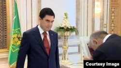 Geçen ýyllarda türkmen TW-si prezidentiň kitaplarynyň dyza çöküp, ýüze sylynyşyny köp görkezerdi.