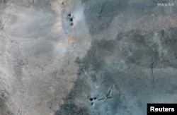Дупки оставени од бомби-разбивачи на бункери фрлени од авиони Б-2 во подземниот нуклеарен комплекс Фордо во близина на Ком во Иран