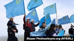 Кримськотатарська молодь піднялася на Чатир-Даг у пам'ять про жертви геноциду кримських татар (фотогалерея)