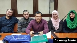 На суді у справі адвоката Еміля Курбедінова. Ліля Гемеджи (друга праворуч) була одним із 13 правозахисників, які відстоювали інтереси свого колеги