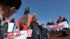 Өмүрбек Текебаевдин жактоочулары Ала-Тоо аянтындагы митингде. 