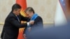 Президент Кыргызстана Сооронбай Жээнбеков в ходе своего официального визита в Узбекистан наградил своего узбекского коллегу Шавката Мирзияева орденом «Данакер». Ташкент, 13 декабря 2017 года.
