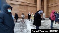 Ақорда алдында санитарлық нормаларды ескеріп, ара қашықтық сақтап тұрған наразы топ. Нұр-Сұлтан, 24 ақпан 2021 жыл.