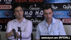 Փաստաբաններ Տիգրան Եգորյանը (ձ) և Վարդգես Շուշանյանը լրագրողների հետ հանդիպմանը: 9-ը օգոստոսի, 2016 թ․