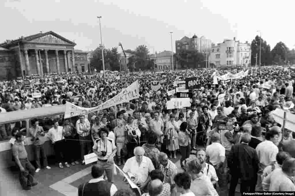 У Будапэшце 27 чэрвеня 1988 году праходзіць дэманстрацыя супраць зьнішчэньня вёсак у Трансыльваніі. У чэрвені 1988-га паліцыя Будапэшта дазволіла дзясяткам тысяч дэманстрантаў пратэставаць супраць плянаў Румыніі зьнішчыць тысячы вёсак у Трансыльваніі, рэгіёне зь пераважна вугорскім насельніцтвам. Румынскі кіраўнік Нікалае Чаўшэску плянаваў перасяліць вяскоўцаў Трансыльваніі ў дзяржаўныя «агра-індустрыяльныя» цэнтры.